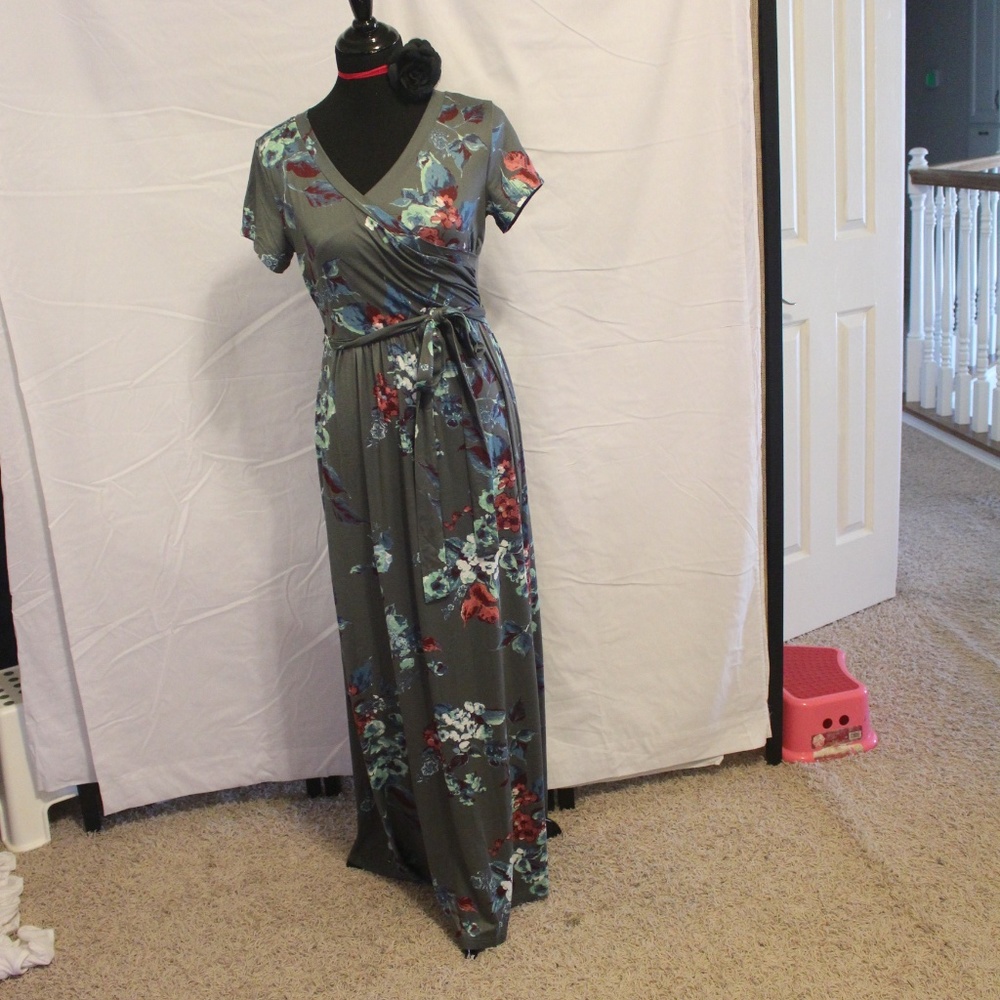 🌈NWT Stunning Olive Floral Medium Maxi Dress Wrap